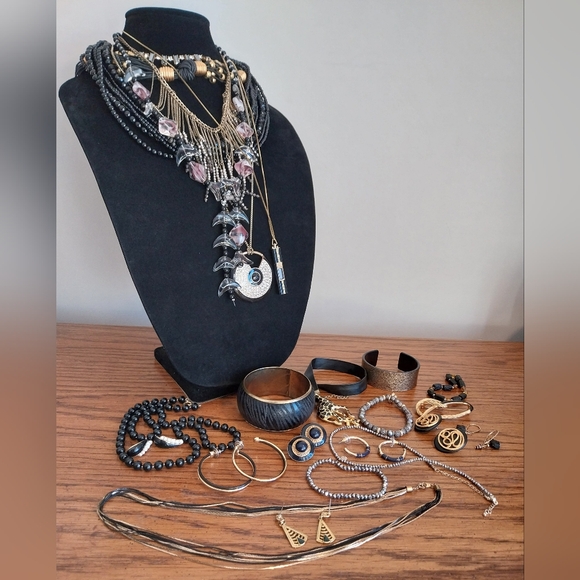 Jewelry Set with Black and Gold Accents - Picture 6 of 13